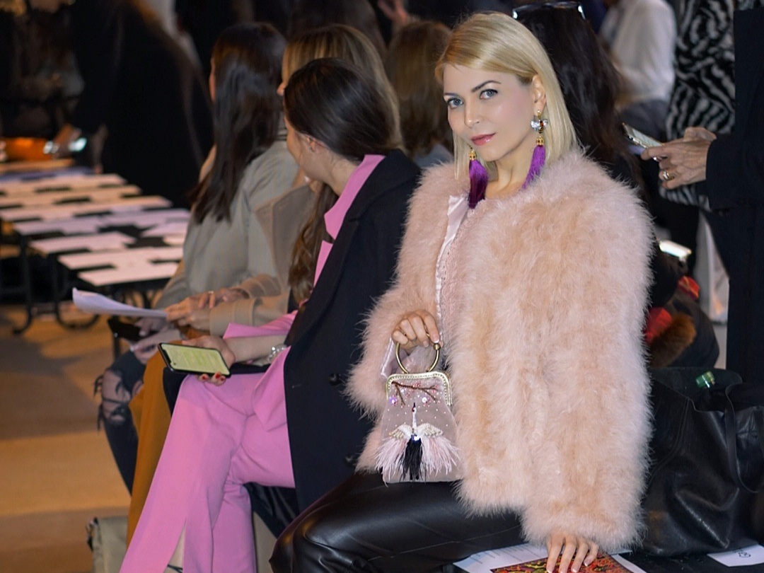 Künstlerin und Couture-Designerin Yuliya Savytska als Front-Row-Gast auf der Paris Fashion Week Herbst/Winter 2020/21